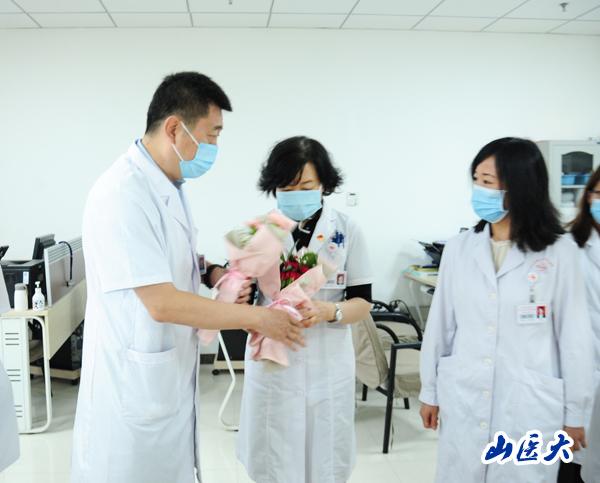 山西医科大学第二医院领导在中国医师节慰问临床一线医师
