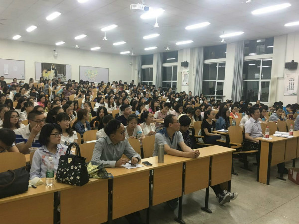 人文学院举办2016年考研就业交流会