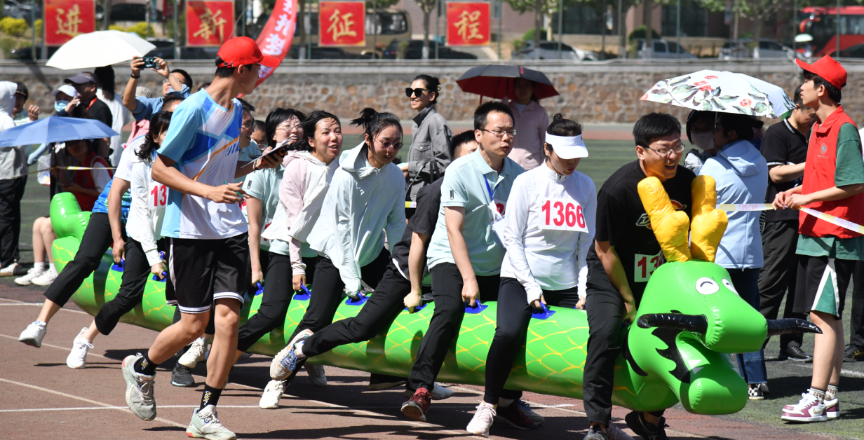青年教师在校运会上团结拼搏奋勇争先