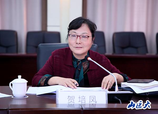 (校党委副书记贺培凤作交流发言)