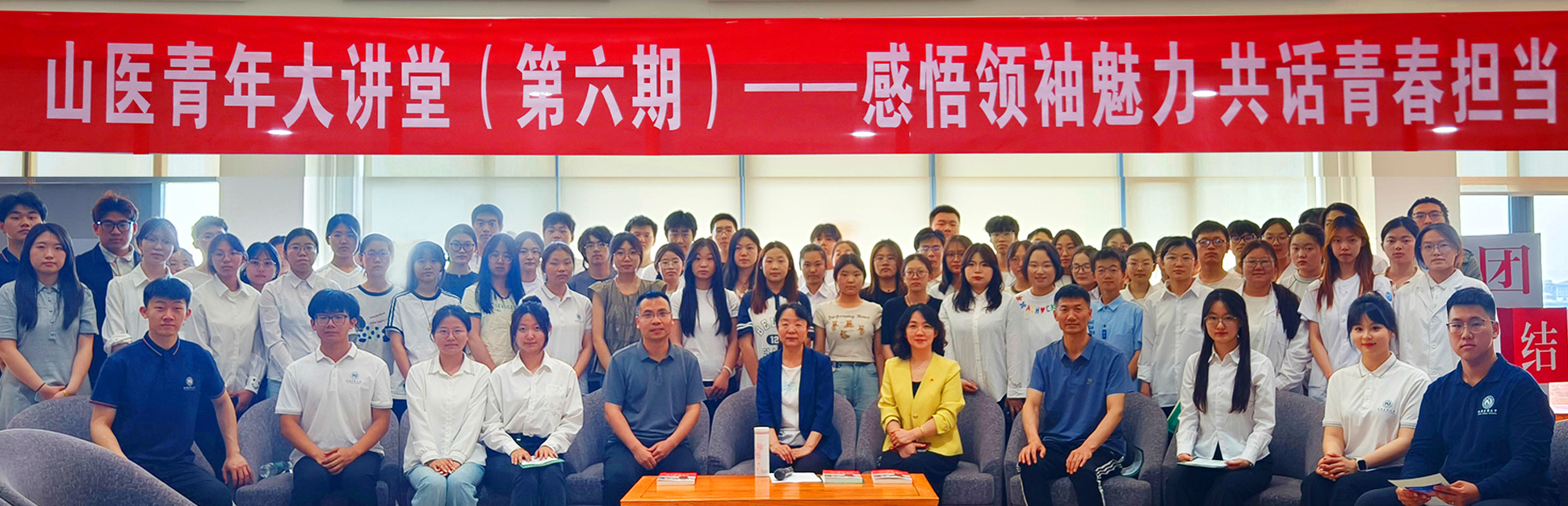 校党委副书记彭月兰走进毓秀学生社区和青年学生共读一本书