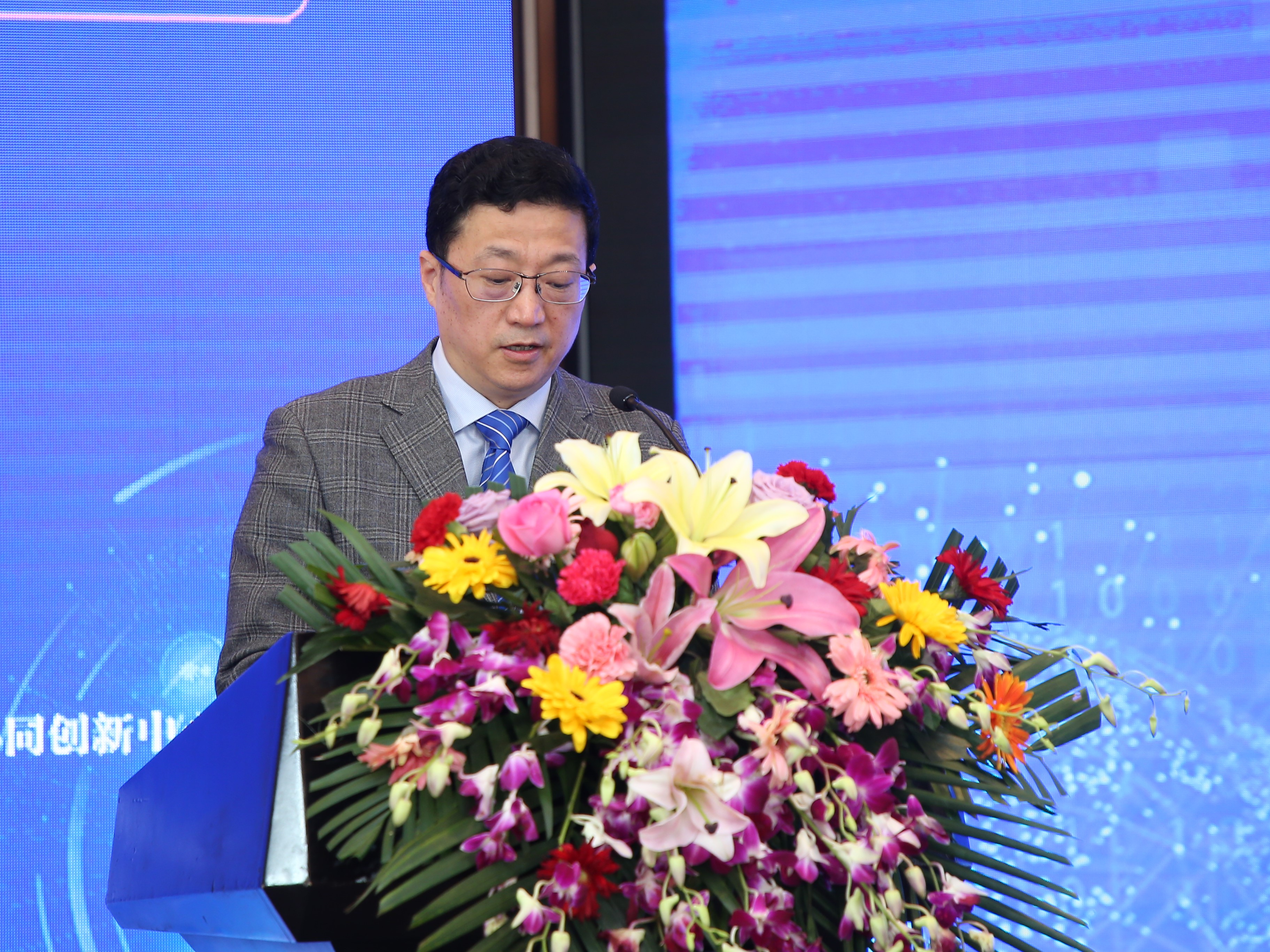 (山西医科大学党委常委,副校长王宏伟教授主持开幕式)