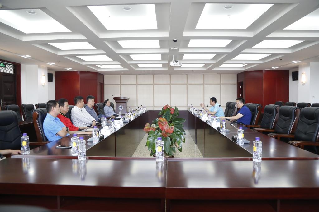 国际级篮球裁判员靳茁,班琦等展开执裁规范及裁判法临场训练,全体裁判