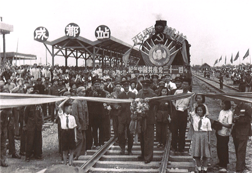 第14节 工业事业发展 1952年7月,新中国第一条铁路——成渝铁路全线